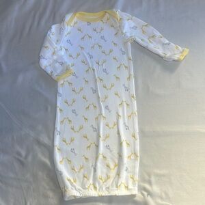 Carter's - LIKE NEW - Yellow and White convertible sleep gown w/ giraffe print